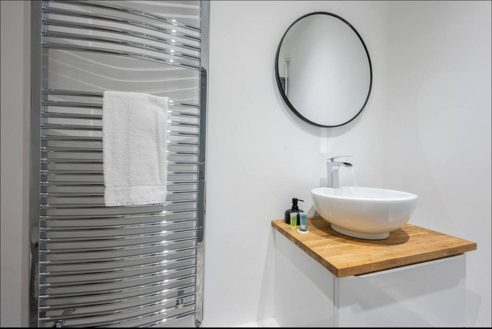 Stunning One Bedroom Apartments Near Shops & Central 卡迪夫 外观 照片
