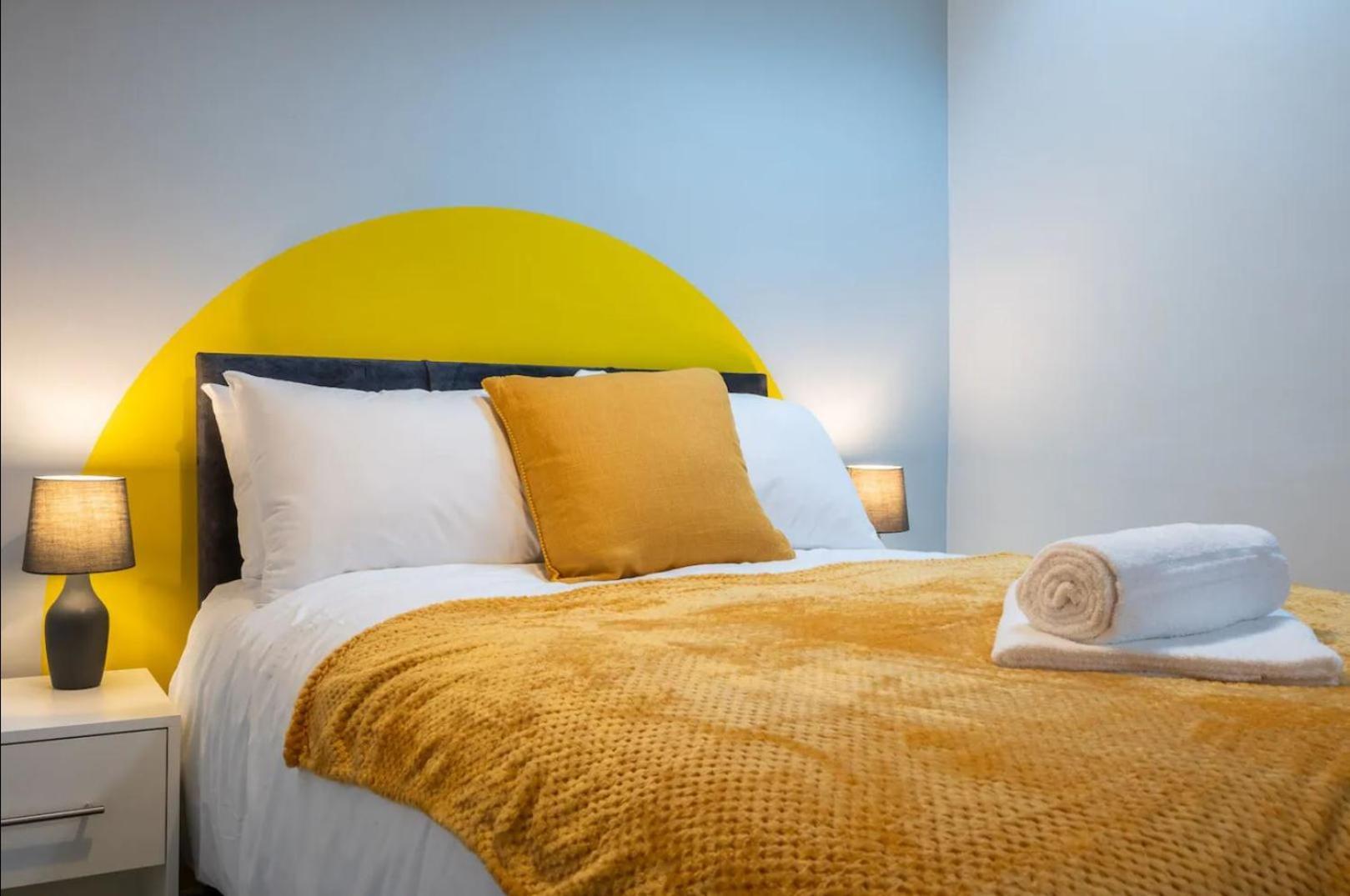 Stunning One Bedroom Apartments Near Shops & Central 卡迪夫 客房 照片
